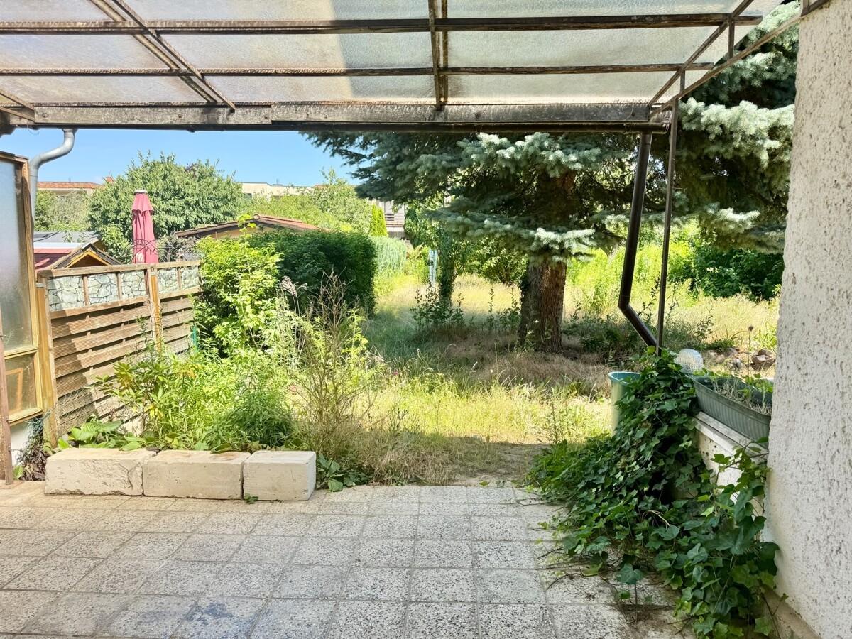 Terrasse mit Grundstück