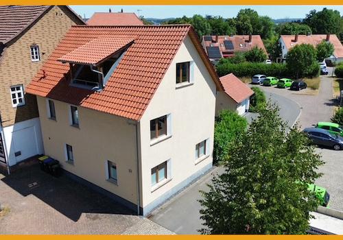 seitlicher Blick auf die Immobilie