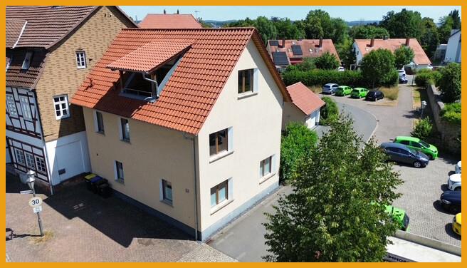 seitlicher Blick auf die Immobilie