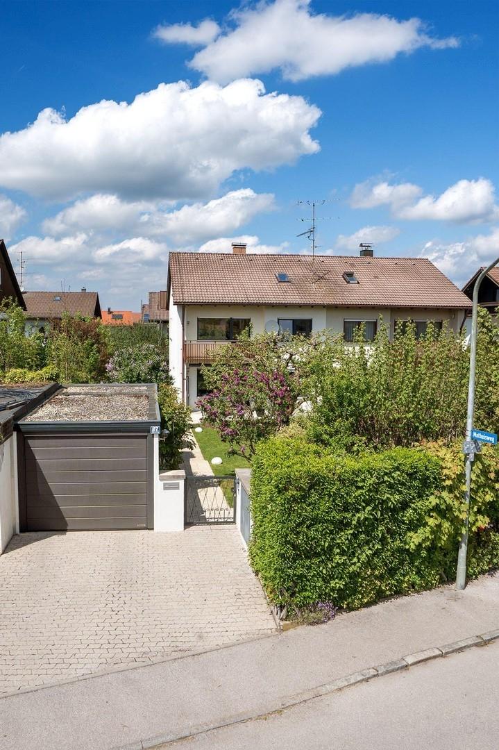 Zugang zum Haus mit Garage
