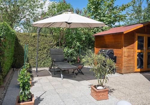 Westterrasse mit Gartenhaus