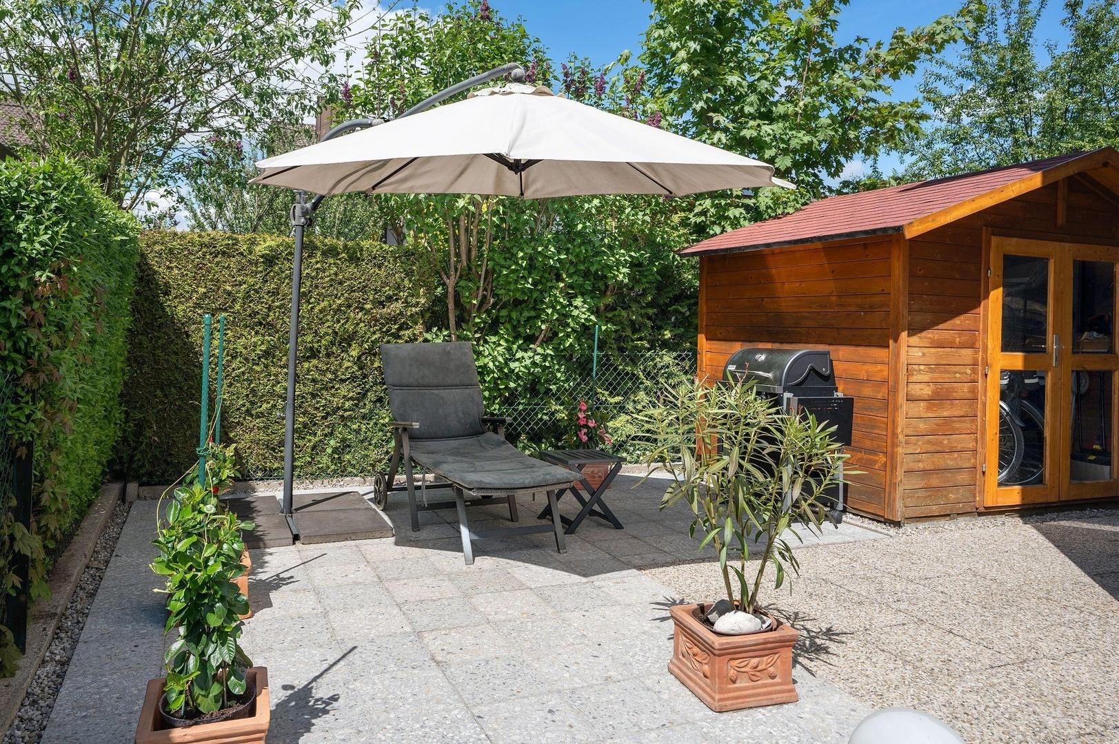 Westterrasse mit Gartenhaus