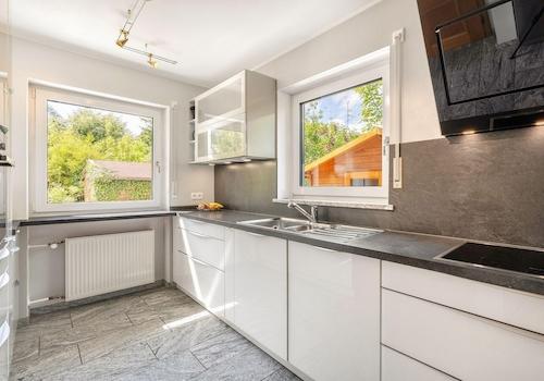 helle hochwertige Einbauküche