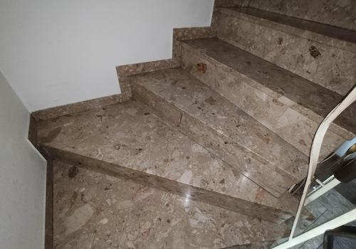 Treppe in Kunstmarmor
