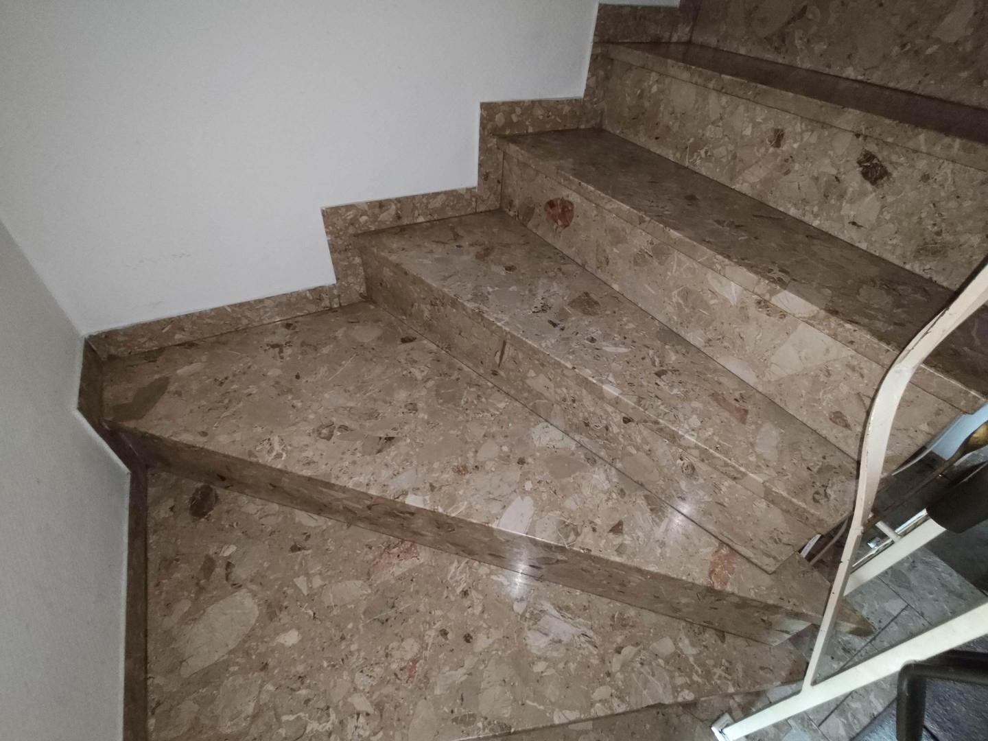 Treppe in Kunstmarmor