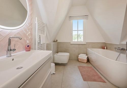 Badezimmer 2 im OG mit Badewanne ...