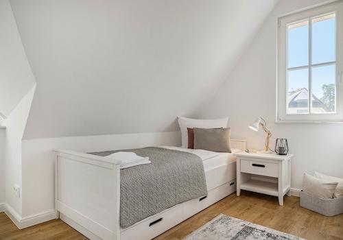 Schlafzimmer 3 in hellen Grautönen ...