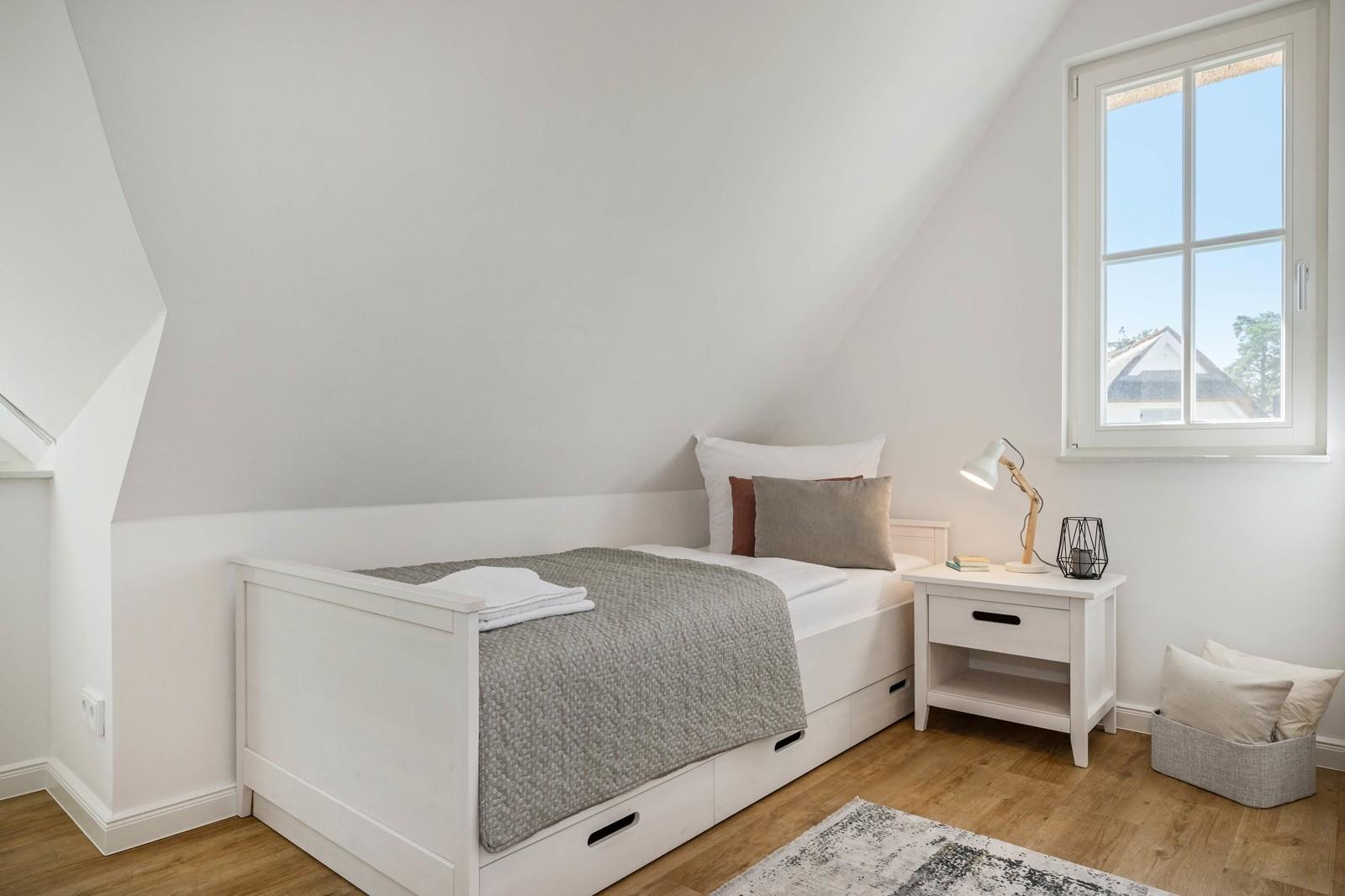 Schlafzimmer 3 in hellen Grautönen ...