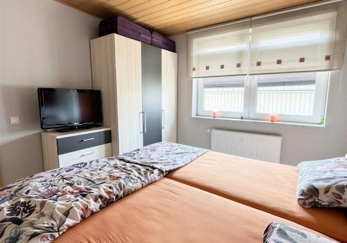 Schlafzimmer 1 