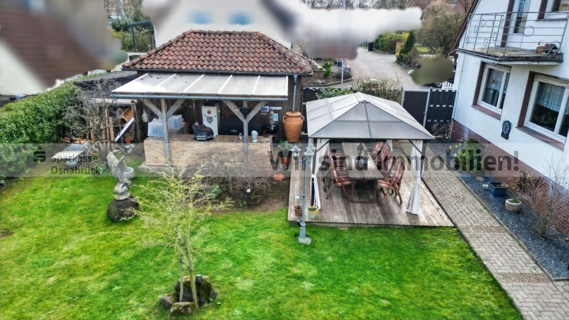 mit KI verändert - Pavillon & Outdoorküche