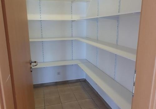 Speisekammer mit neuen Regalen