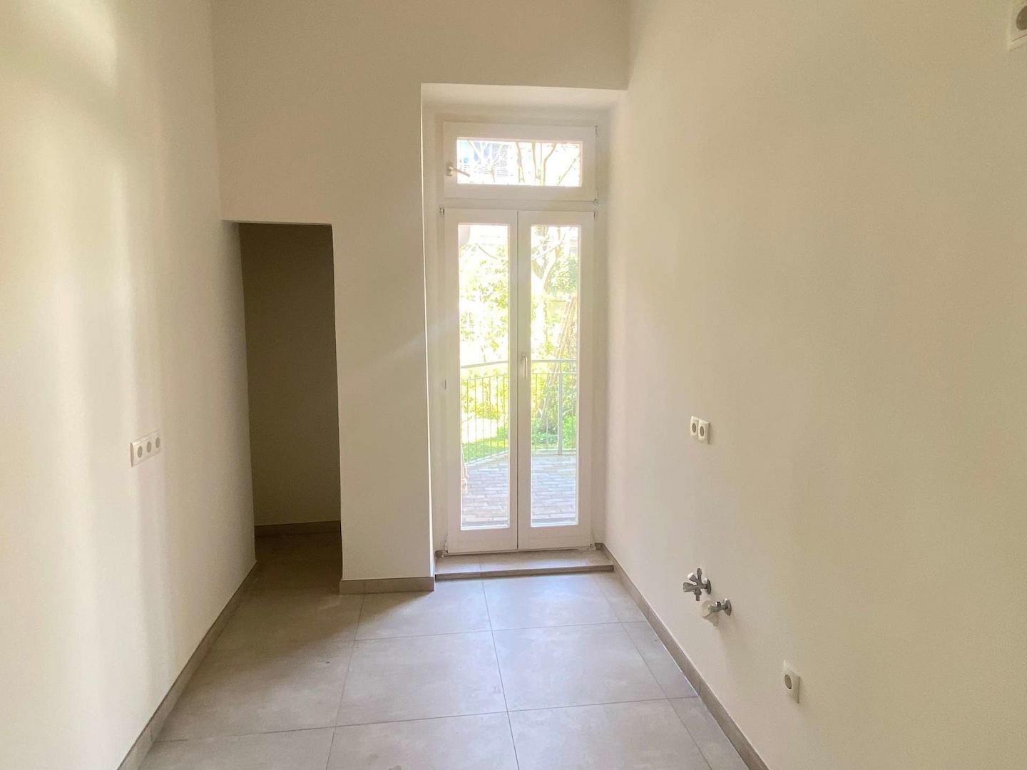 Küche mit Blick auf Balkon