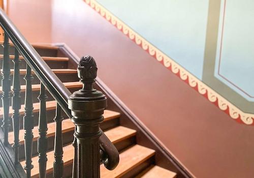 Treppenhaus mit historischem Anstrich