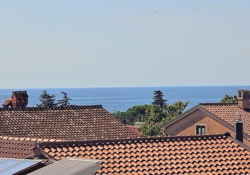 Blick von der Dachterrrasse aufs Meer (mit etwas Teleobjektiv) Villa mit Pool und Meerblickin Zambratija