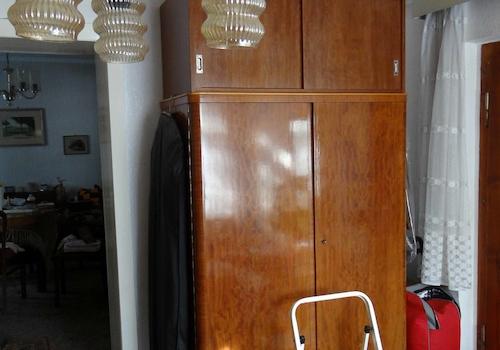 Schlafzimmer mit Echtholzmöbel (bei Interesse inklusive)