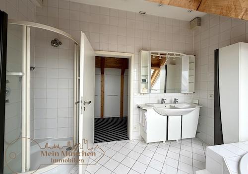 Bad mit Dusche 