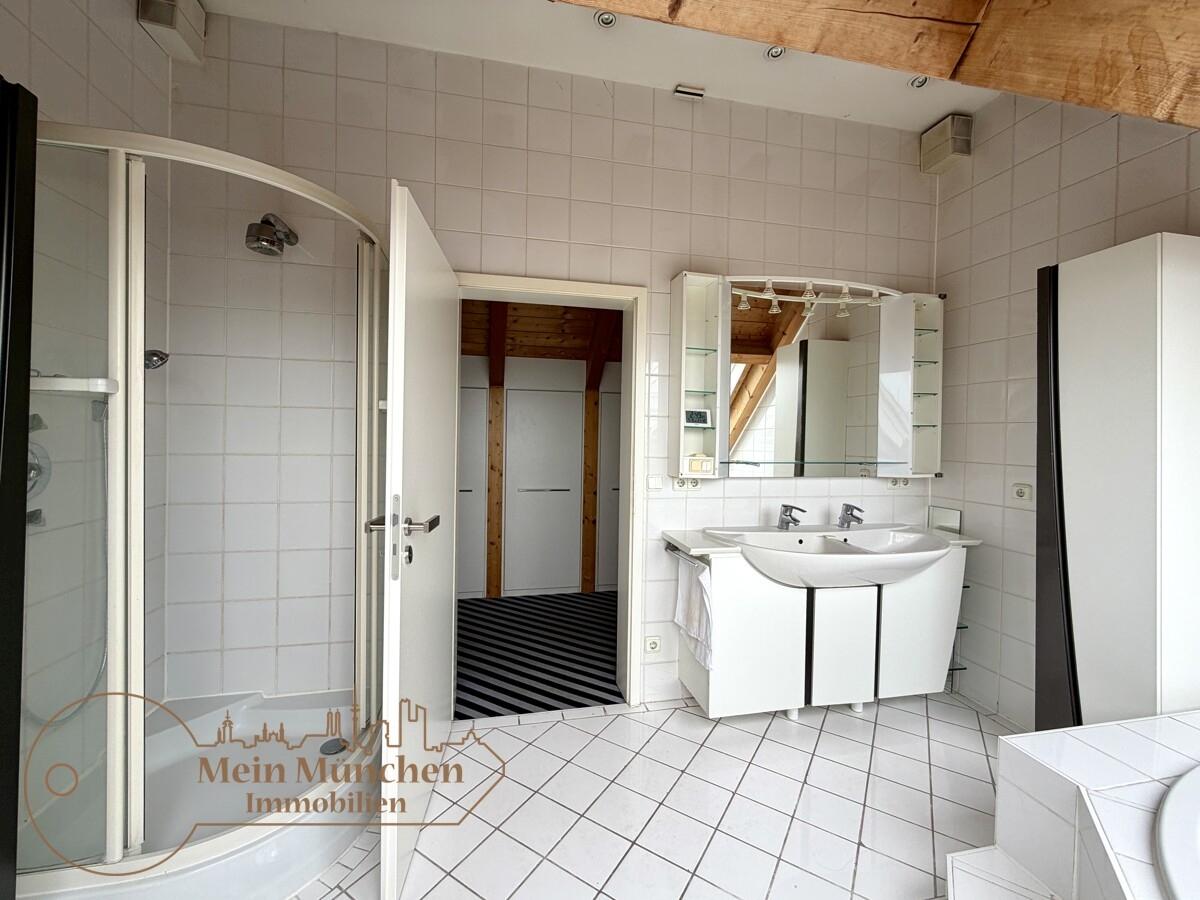 Bad mit Dusche 
