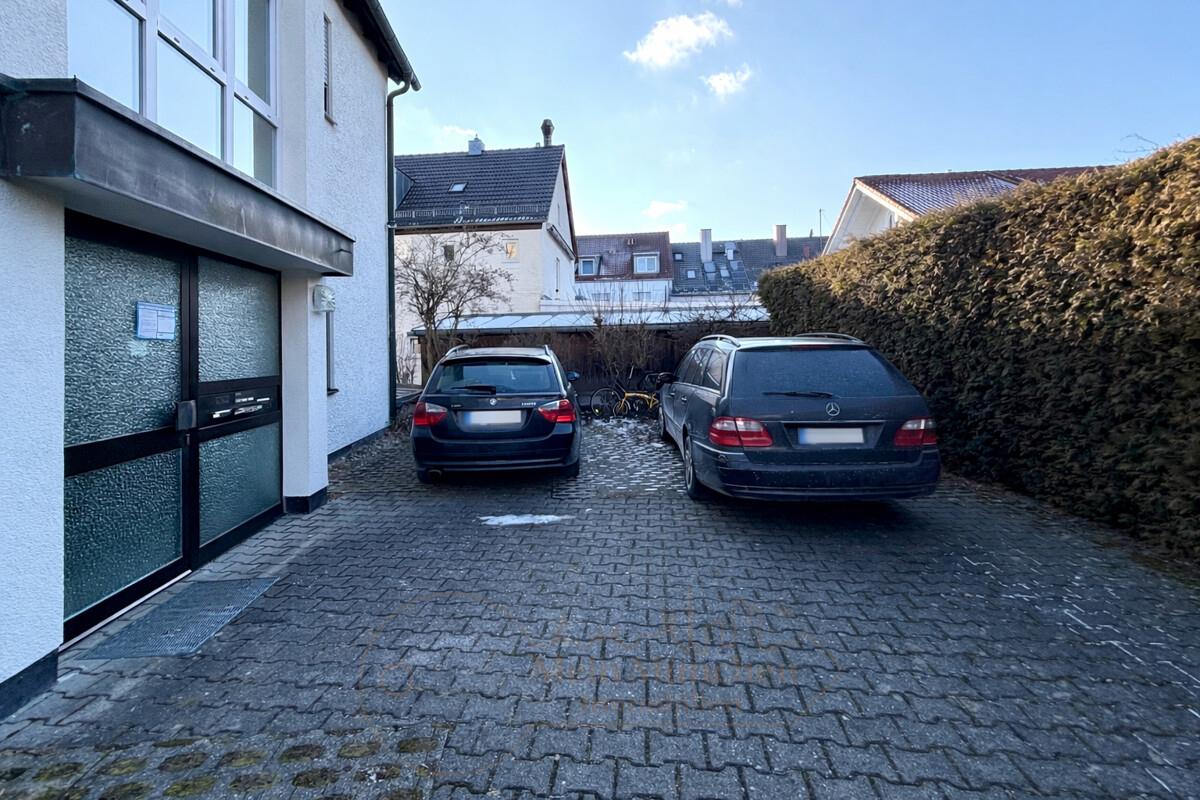 Hauseingang mit Stellplätze