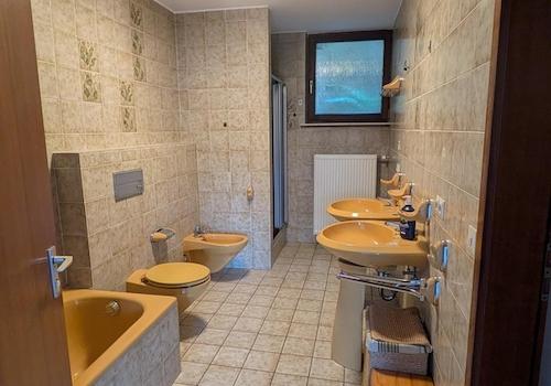 Großes Badezimmer