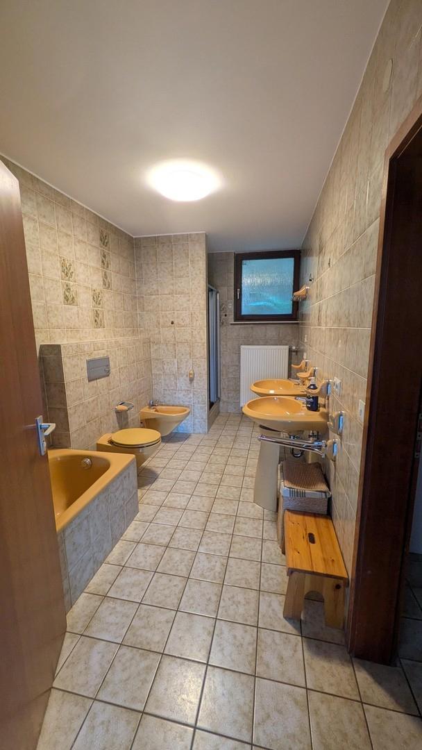 Großes Badezimmer