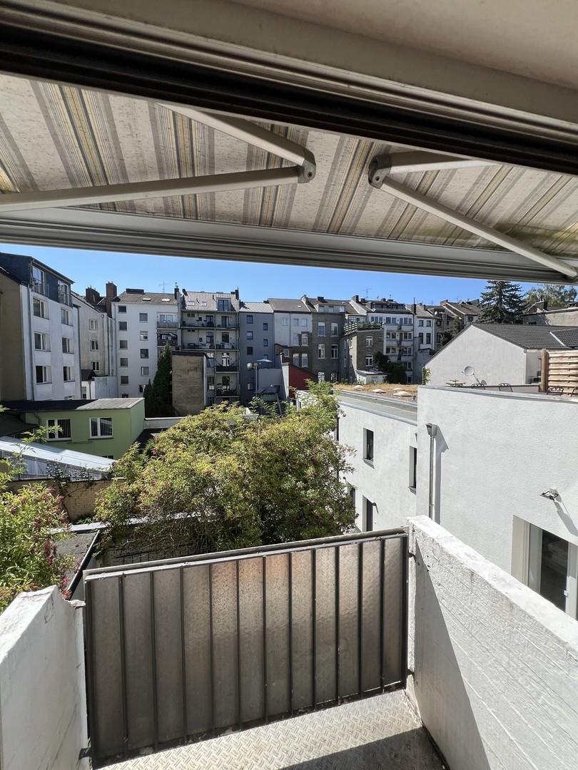 Blick von Balkon mit Markise