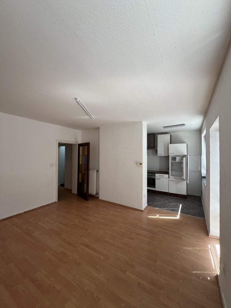 Blick Wohnzimmer zur Küche