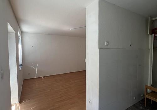 Blick aus Küche ins Wohnzimmer