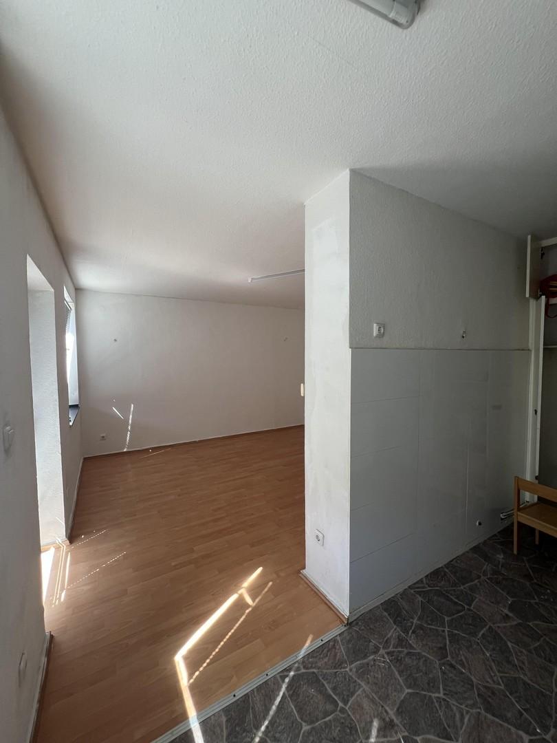 Blick aus Küche ins Wohnzimmer