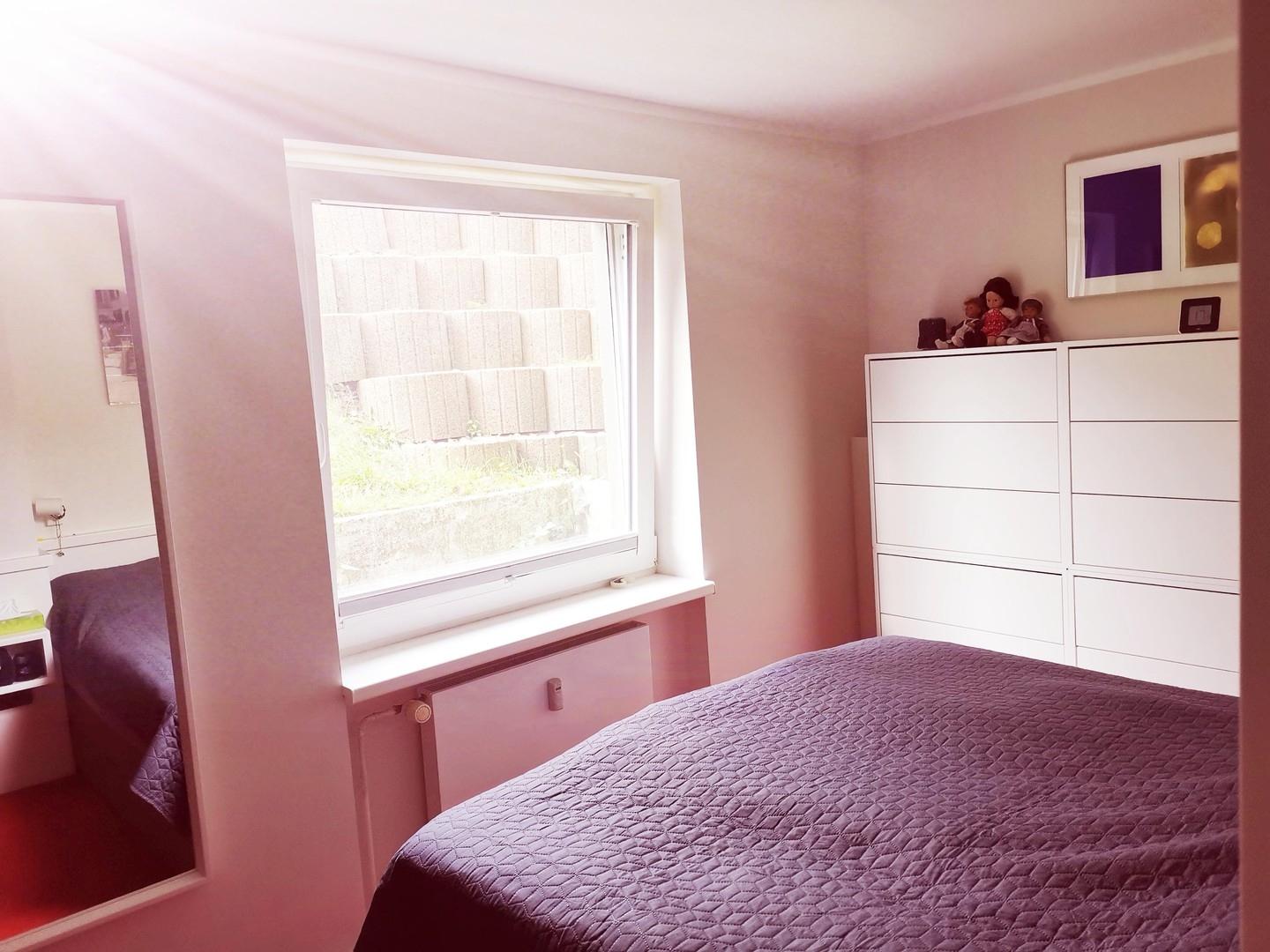 Schlafzimmer mit Tageslicht