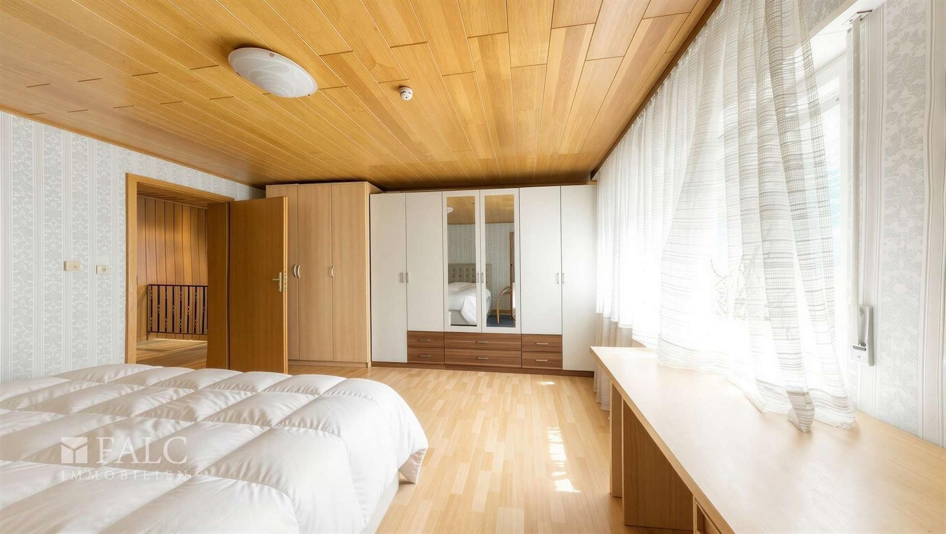 Großes Schlafzimmer
