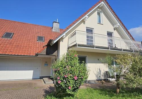 Frontansicht, kleine Terrasse