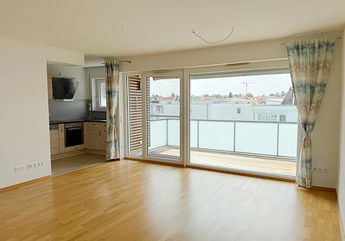 Wohnbereich mit Küche + Balkon