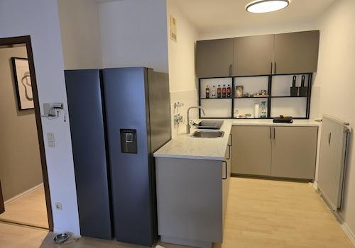 Küche mit großem Kühlschrank