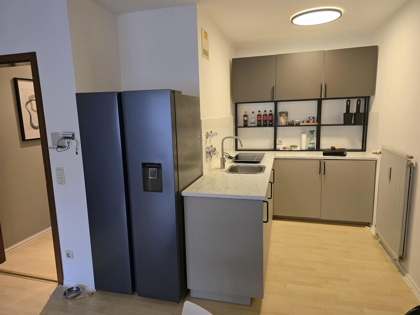 Küche mit großem Kühlschrank
