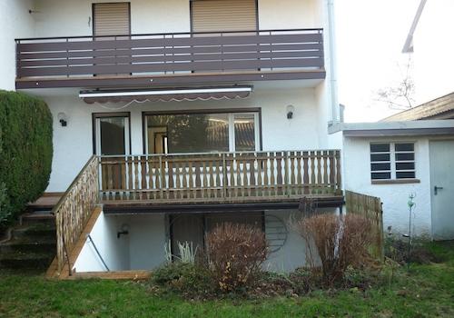 Rückseite mit Terrasse u. Balk