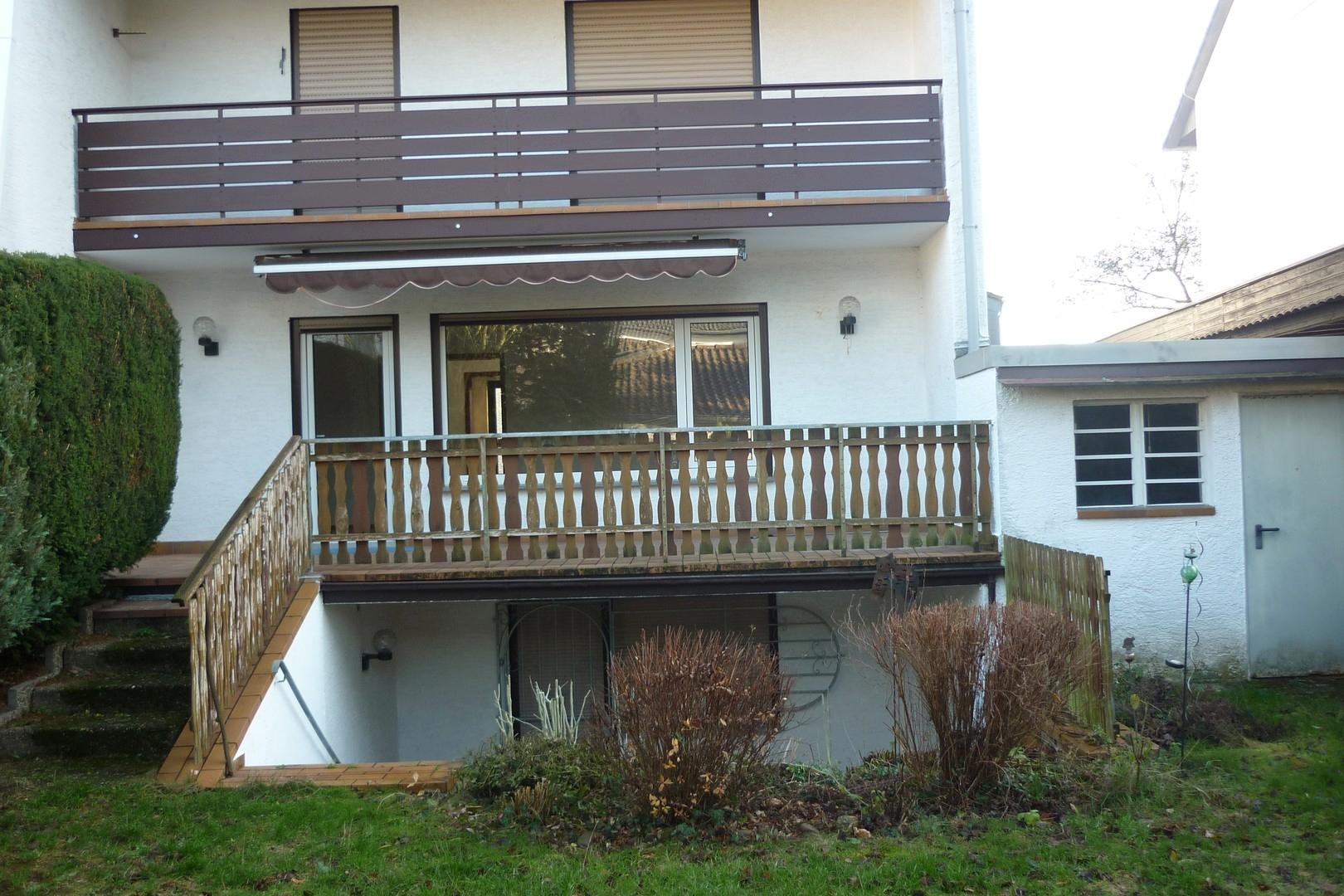 Rückseite mit Terrasse u. Balk