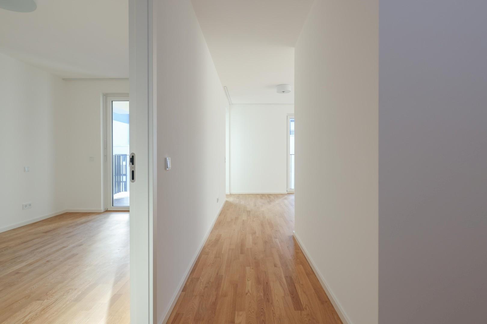 Blick in Flur und Schlafzimmer