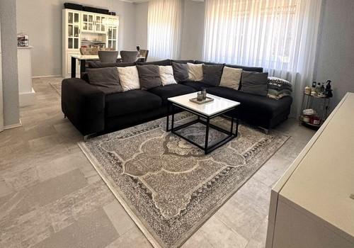 Helles Wohn- und Esszimmer mit