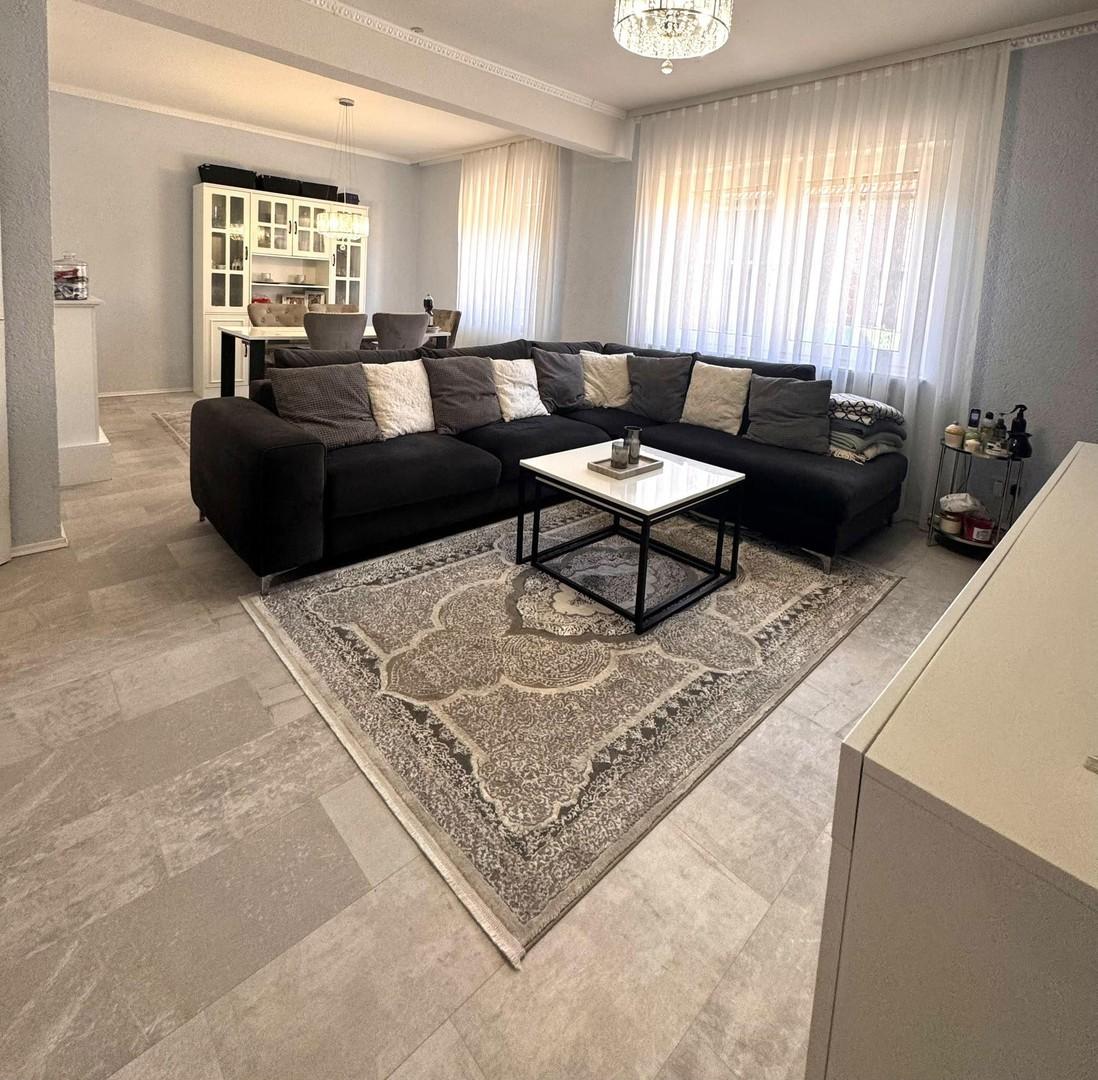 Helles Wohn- und Esszimmer mit