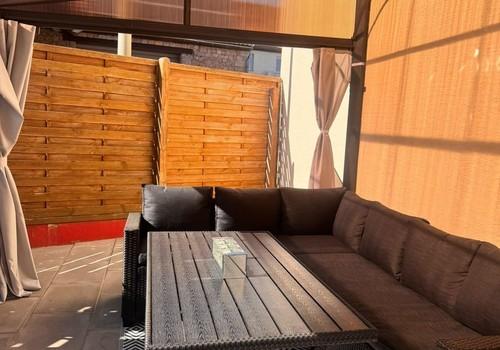 Sonnige Terrasse mit Überdachu