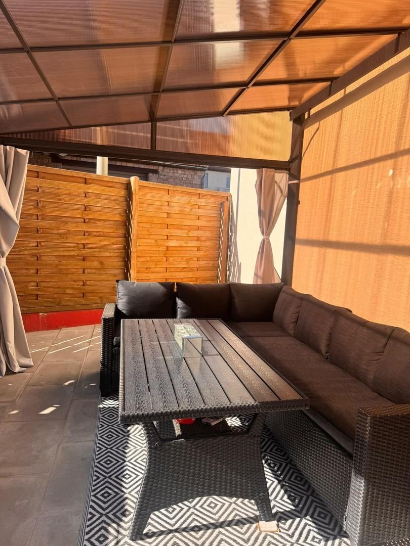 Sonnige Terrasse mit Überdachu