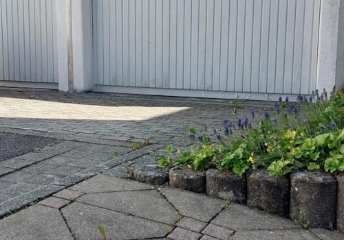 Doppelgarage vor dem Haus