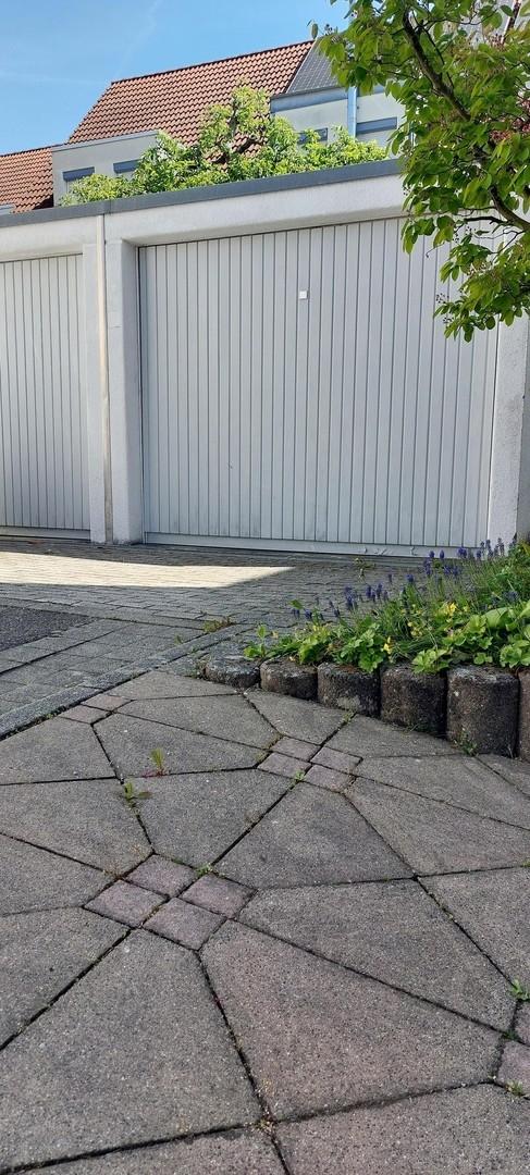 Doppelgarage vor dem Haus