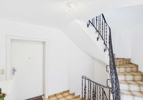 Treppenhaus und Flur EG