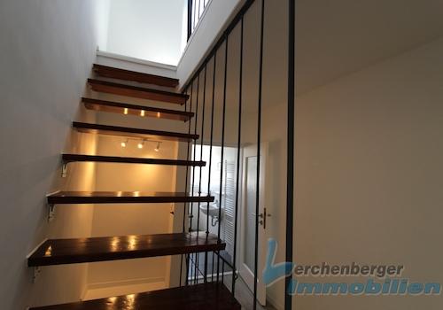 Treppe zum Obergeschoß.jpg