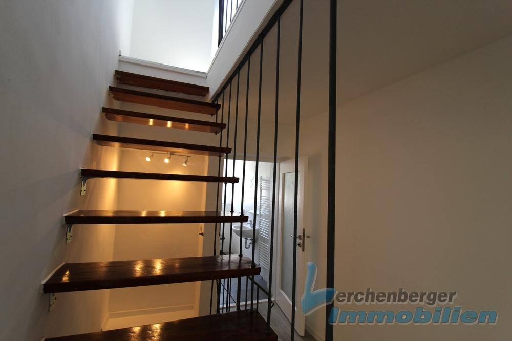Treppe zum Obergeschoß.jpg