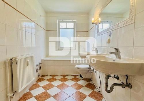 Badezimmer / Badewanne / Dusche / Waschmaschine