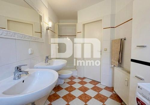 Badezimmer / Badewanne / Dusche / Waschmaschine
