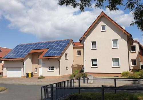 Vorderansicht vom Dorfbach aus