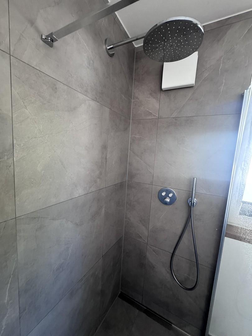 Badezimmer und Dusche im erste